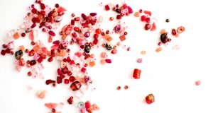 Allergie da contatto, taglio di capelli e occhiali